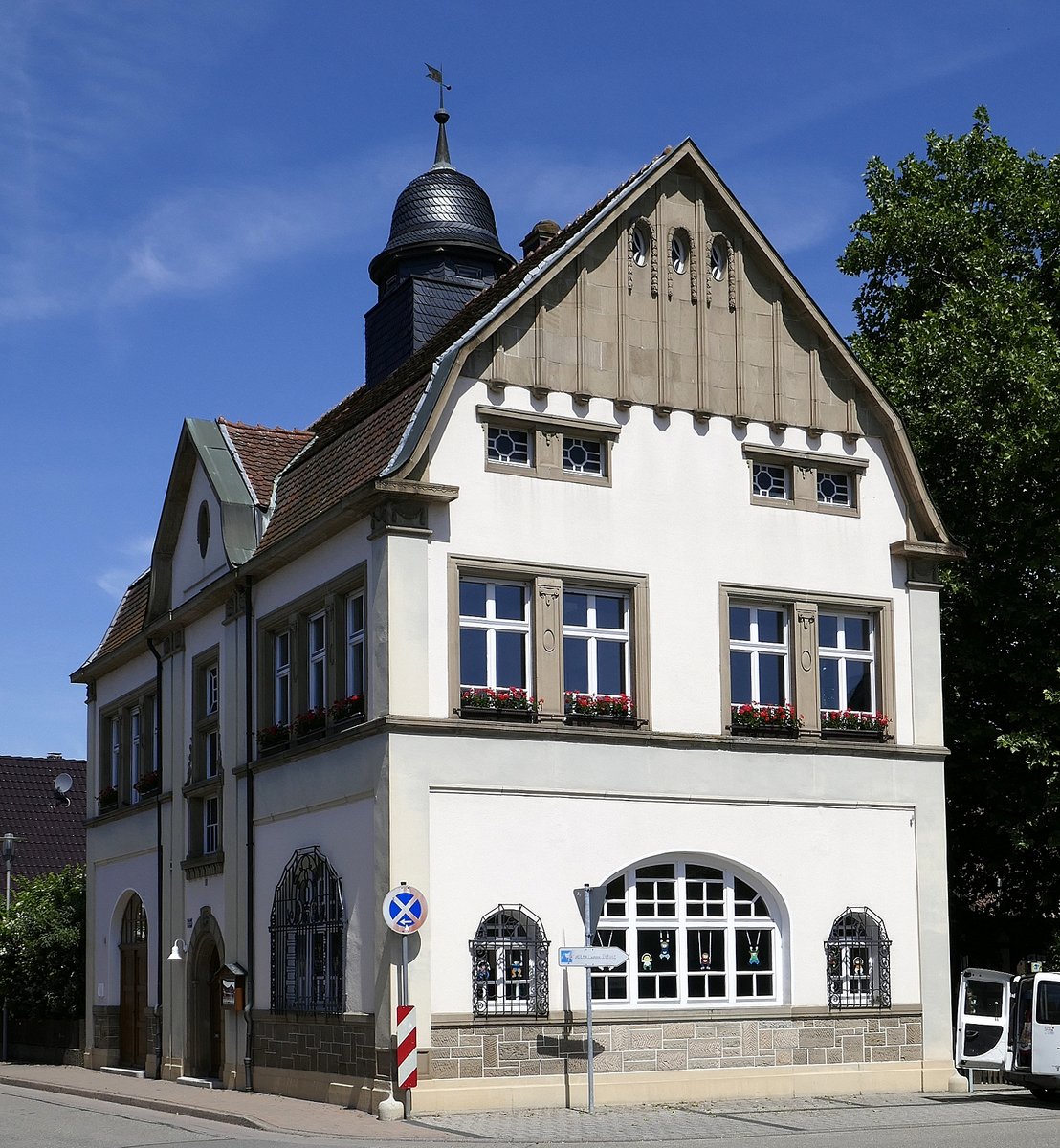 Hesselhurst, OT von Willsttt, das Rathaus der ca. 850 Einwohner zhlenden Gemeinde in der Rheinebene des Ortenaukreises, der Jugendstilbau wurde 1910 errichtet, Mai 2020