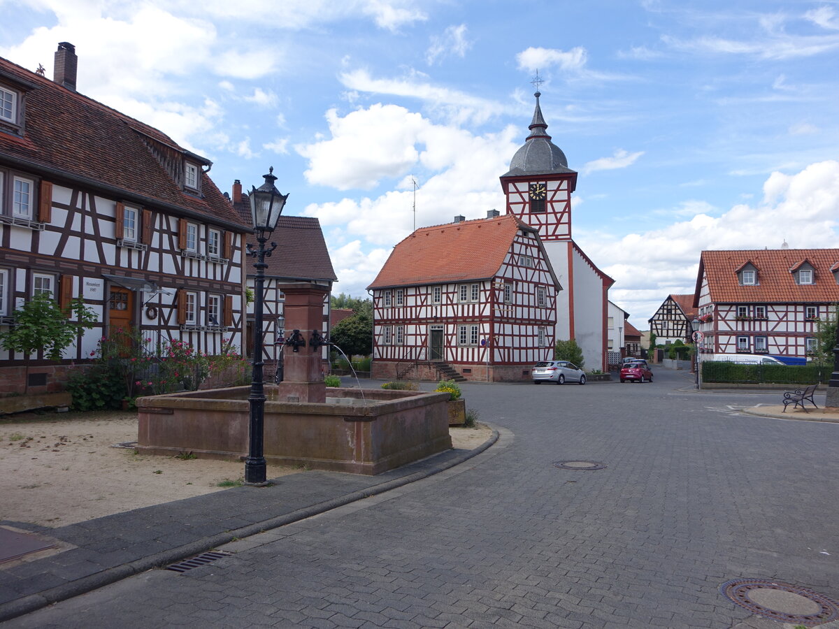 Heubach, Dorfbrunnen, Fachwerkhuser und evangelische Kirche am Marktplatz (25.07.2020)