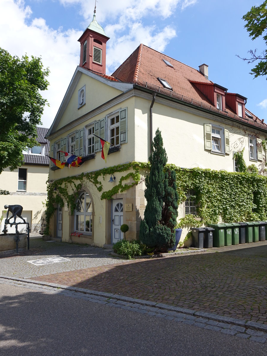 Heutingsheim, klassizistische Rathaus, erbaut 1781, die Brunnenfigur wurde 1985 von Karl-Ulrich Nuss geschaffen (26.06.2016)