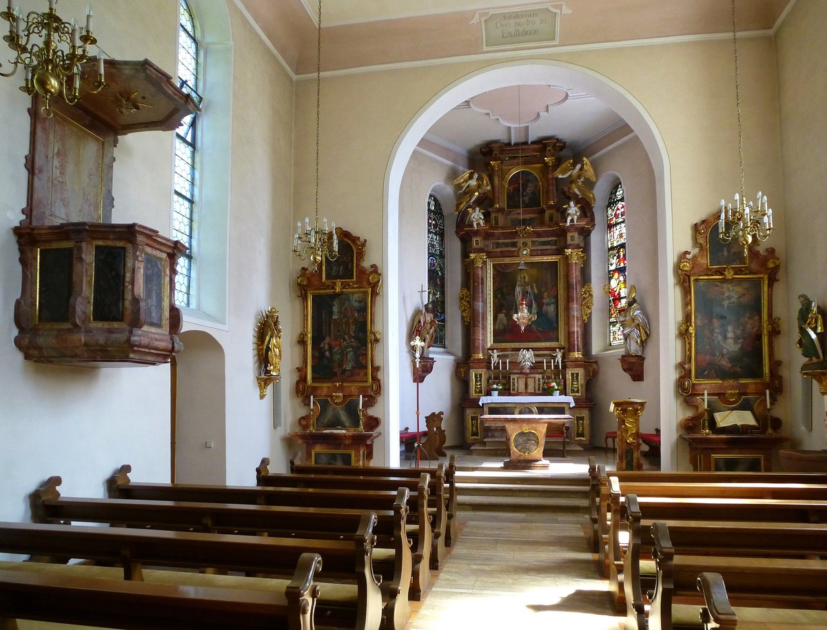 Heuweiler, Blick zum Altar in der Barockkirche St.Remigius, Juli 2017
