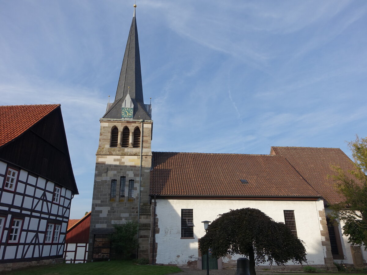 Hevensen, evangelische St. Lamberti Kirche, Chor erbaut Ende des 15. Jahrhundert, ehemals gotisches Langhaus umgestaltet 1782 und 1805 (28.09.2023)