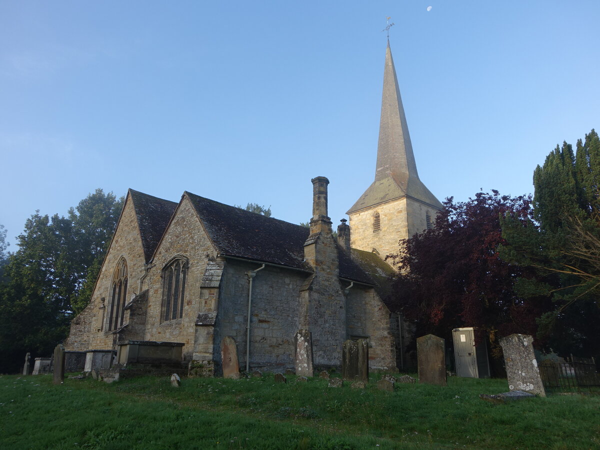 Hever, Pfarrkirche St. Peter, Sandsteinbau mit Westturm, erbaut im 14. Jahrhundert (04.09.2023)