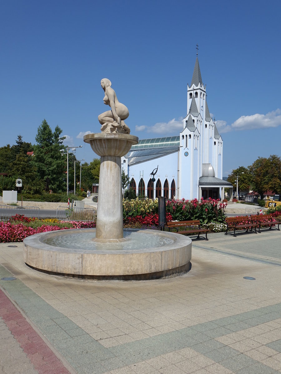 Heviz, Brunnen vor der kath. Hl. Geist Kirche, Kirche erbaut von 1996 bis 1999 (29.08.2018)