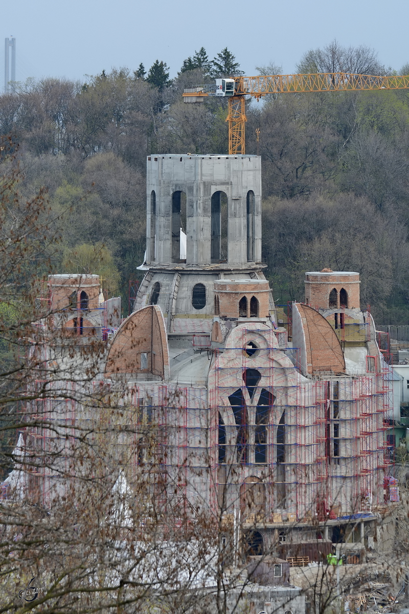 Hier entsteht Ende April 2016 ein weiteres Kirchengebude in Kiew.