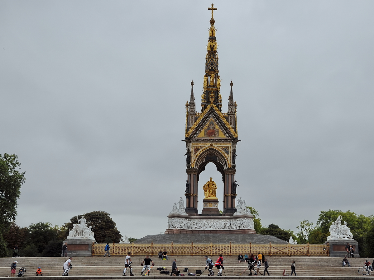 Hier findet gerade ein Inlinehockeyspiel vor dem Royal Albert Memorial statt. (London, September 2013)