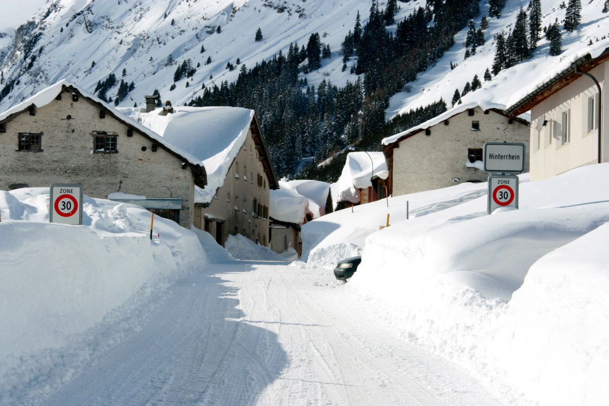 Hier noch einmal das Bild vom Dorfeingang von Hinterrhein mit hohen Schneemassen. Bei Sonnenschein sieht alles doch schn romantisch aus. Im Gegensatz zum Schneegestber beim Fhnsturm am gestrigen Tag (siehe letztes Bild der Serie). Hinterrhein, 09.02.2014