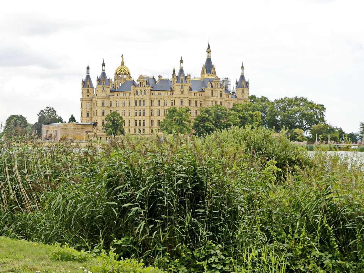 Hier das Schloss von Schwerin aus Sicht der Graf-Schacht-Allee Anfang August 2019