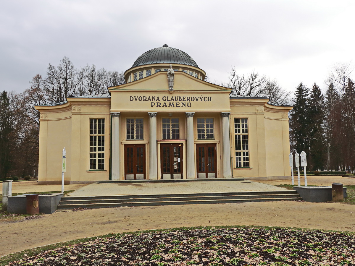 Hier werden Thermalwasser der unterschiedlichsten Quellen  fr die Kurgste angeboten. Glauberquellenhalle am 19. Februar 2019 in Franzensbad 