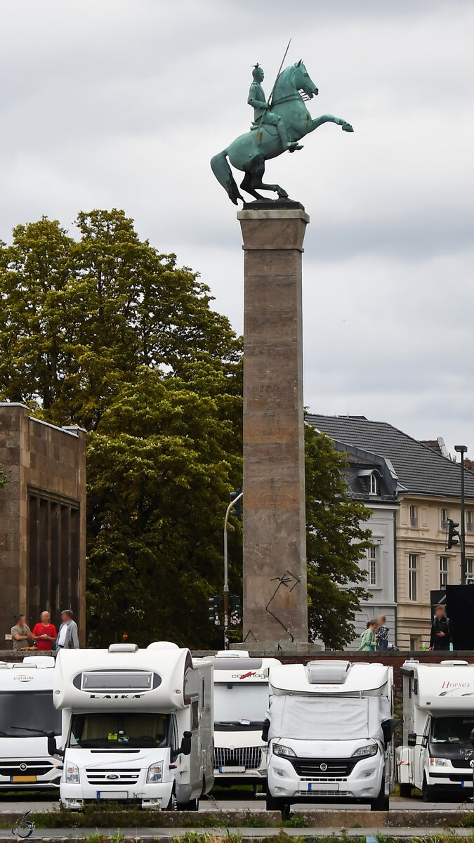 Hier zu sehen das 1929 errichtete Ulanendenkmal in D�sseldorf. Bei Ulanen handelt es sich um mit Lanzen bewaffnete Reiter der Kavallerie, welche vor allem in der ersten H�lfte des 19. Jahrhunderts in fast allen gr��eren Heeren eingesetzt wurden.