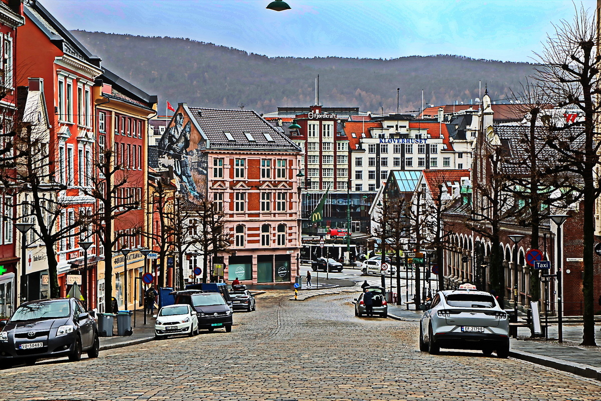 Hier die Zufahrtsstrasse zur Seilbahn in Bergen am 28. Februar 2024.