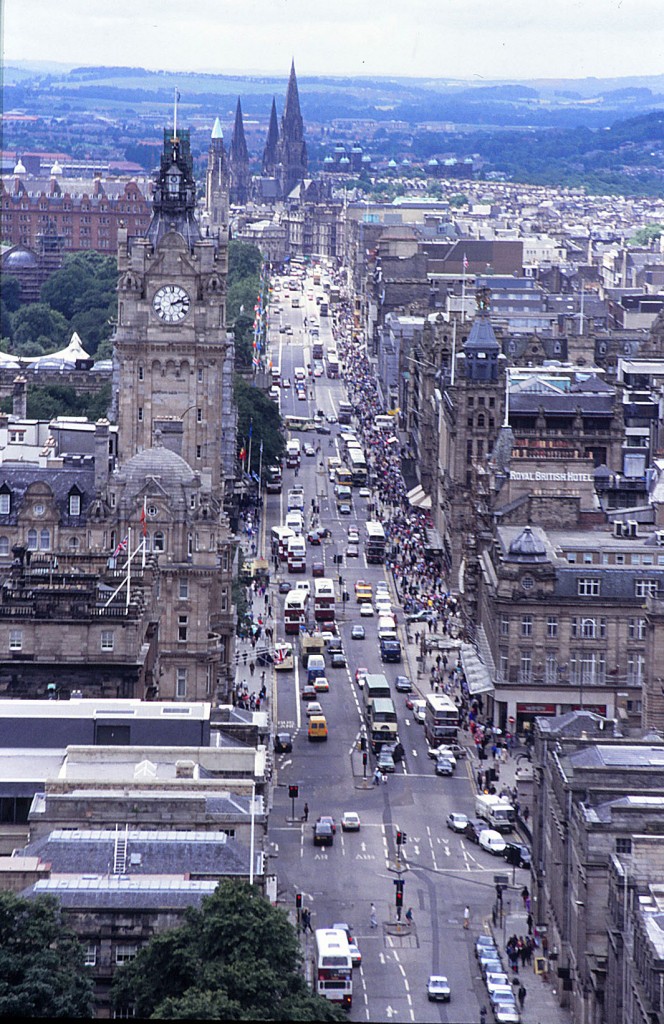 Highn Street vom Edinburgh Castle aus gesehen. Aufnahme: Juli 1991 (eingescanntes Dia).