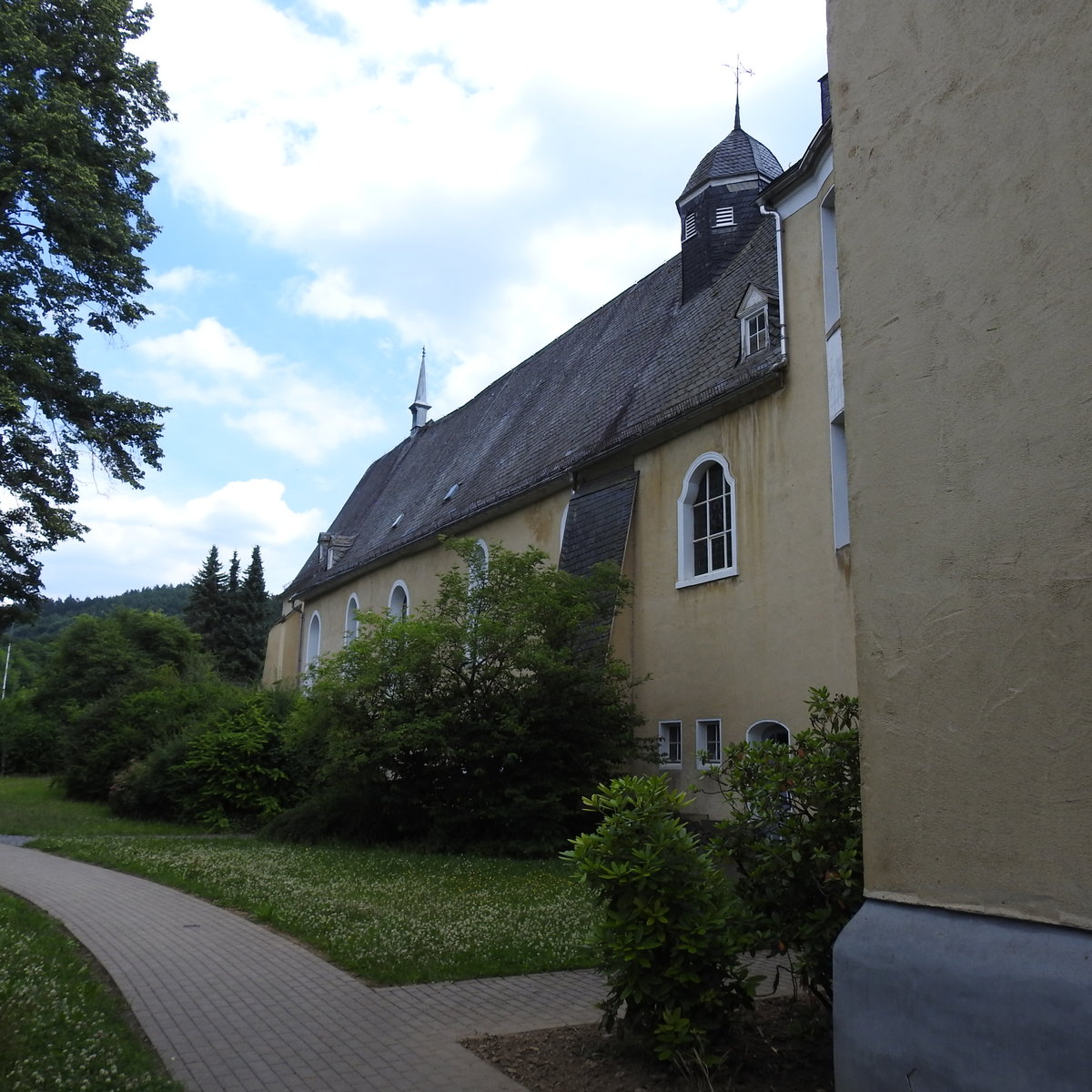 HILCHENBACH/SIEGERLAND-STIFT KEPPEL
Etwa um 1239 als Prmonstratenser-Nonnenkloster gegrndet,danach lange Zeit Lyzeum und evangelisches
Damenstift,stand es bis ins 19. Jhdt. unter dem Protektorat des Grafen-und Frstenhauses
NASSAU-ORANIEN.Die Gebude,hier die Stiftskirche,heute als ev. Pfarrkirche genutzt,gehren zu den
bedeutendsten barocken Baudenkmlern im Kreis SIEGEN-WITTGENSTEIN-am 5.7.2017.....