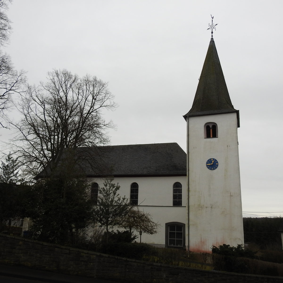 HILGENROTH/WESTERWALD-EV. PFARRKIRCHE
Zwischen ALTENKIRCHEN und HAMM gelegen,finden sich im Kirchenbau der Ev. Pfarrkirche ROMANIK(Turm)
sowie GOTIK und BAROCK(Hauptschiff)...
Ursprnglich war das Seitenschiff eine Gnadenkapelle mit einem Muttergottes-Bild,jedoch verlor Hilgenroth nach der
Reformation seijne Bedeutung als Wallfahrtsort....hier am 9.3.2018