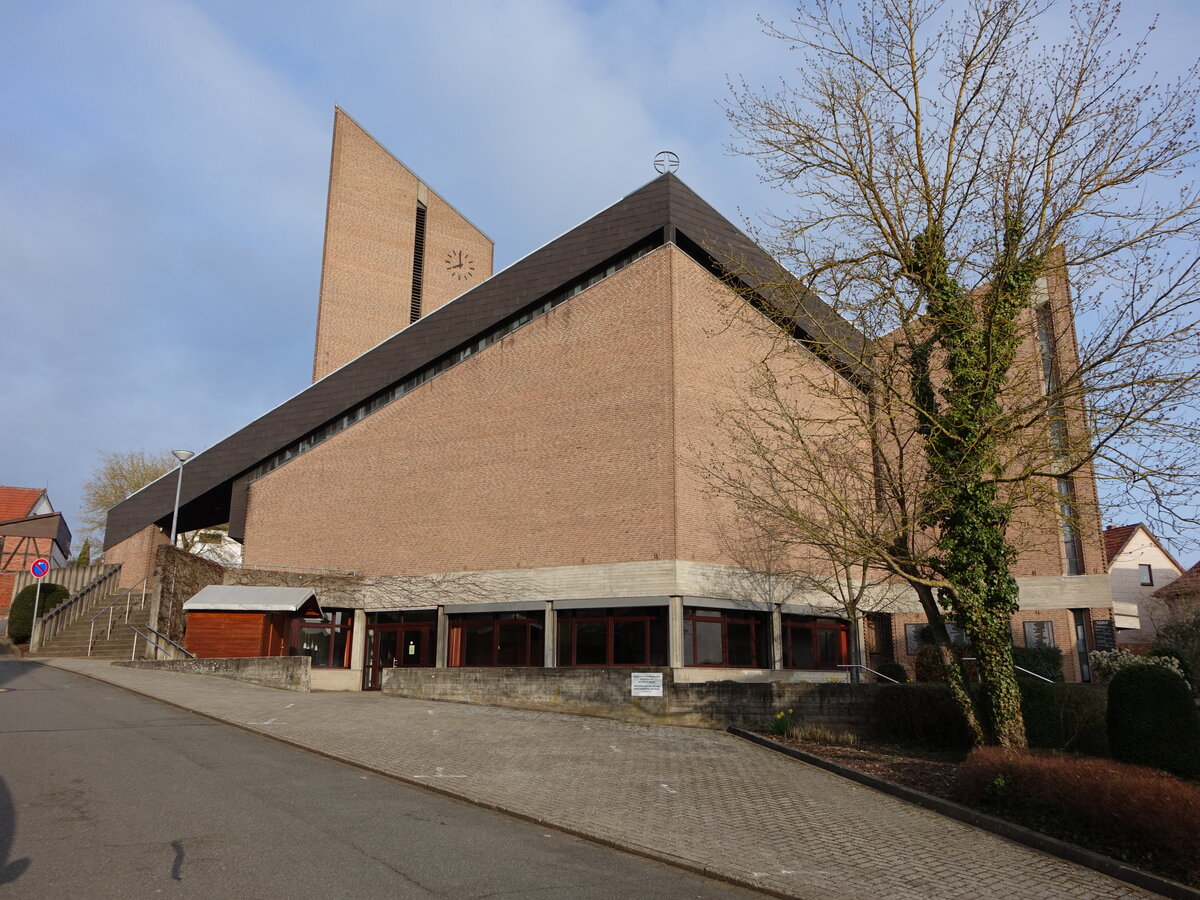 Hilkerode, Pfarrkirche St. Johannes, erbaut von 1968 bis 1969 durch Friedrich Zwingmann (19.03.2024)