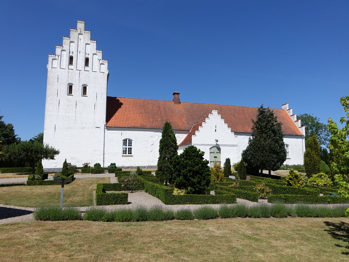 Hillerslev, romanische Ev. Kirche, erbaut im 11. Jahrhundert (06.06.2018)