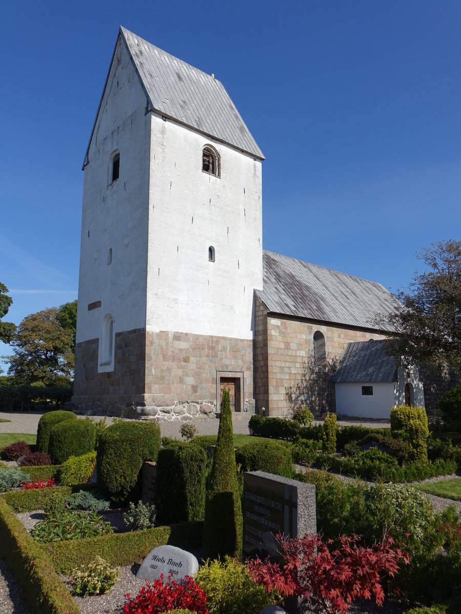 Hillerslev, romanische Ev. Kirche, Kirchturm erbaut um 1500 (19.09.2020)