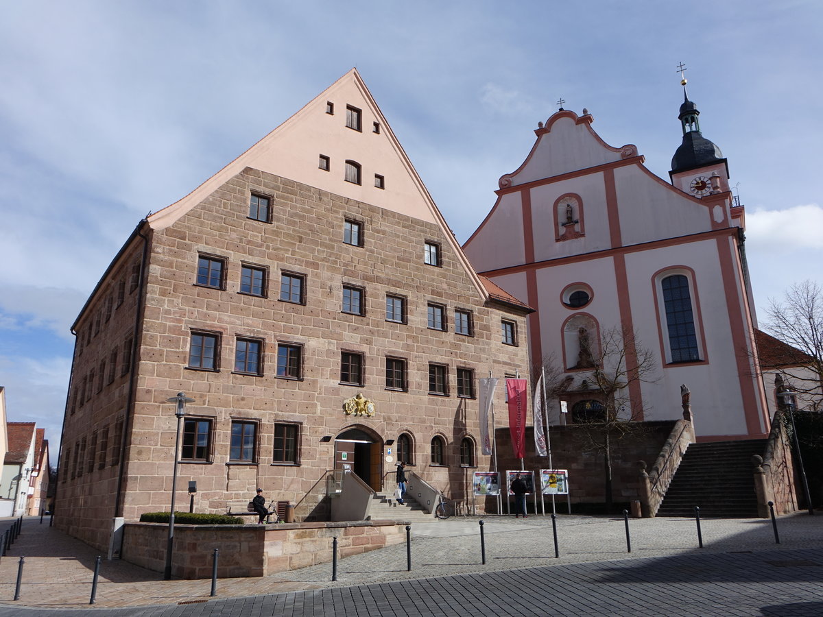 Hilpoltstein, ehemalige Herzogliche Residenz, jetzt Amtsgericht und Finanzamt, giebelstndiger Sandsteinquaderbau mit Satteldach und seitlichem zweigeschossigem Trakt mit Verbindungsbau zur Kirche, erbaut 1619 (05.03.2017)