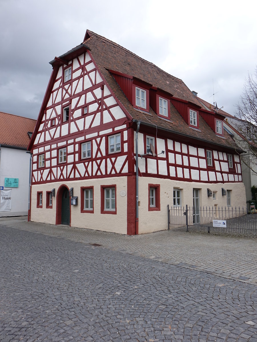 Hilpoltstein, Gtzhaus in der Kolpingstrae, zweigeschossiger, giebelstndiger Krppelwalmdachbau mit Fachwerkobergeschoss (05.03.2017)