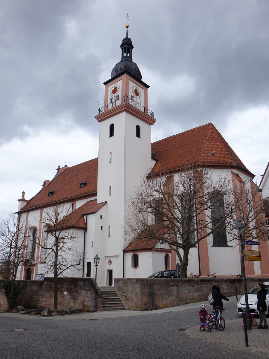 Hilpoltstein, Katholische Pfarrkirche St. Johann Baptist, verputzter Saalbau mit Satteldach, im Kern sptgotisch, Chor und Turmunterbau 1473, Langhaus erbaut bis 1732 durch Franz Keller (05.03.2017)