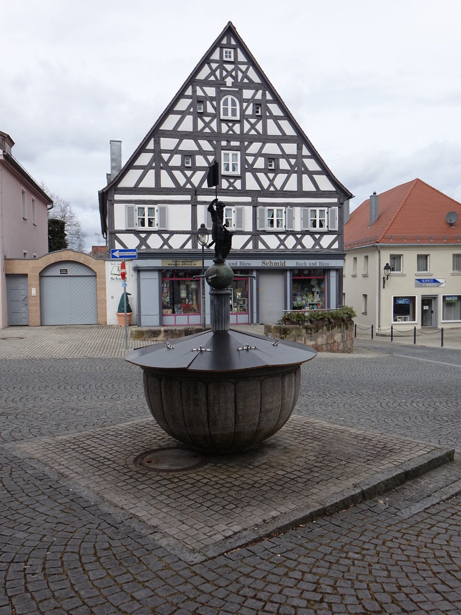 Hilpoltstein, Marktbrunnen mit Brunnenmnnlein. Steinernes Brunnenbecken mit Bronzefigur auf mittiger Steinsule, Bronzefigur aus der Gieerei Pankraz und Georg Labenwolf von 1560 (05.03.2017) 