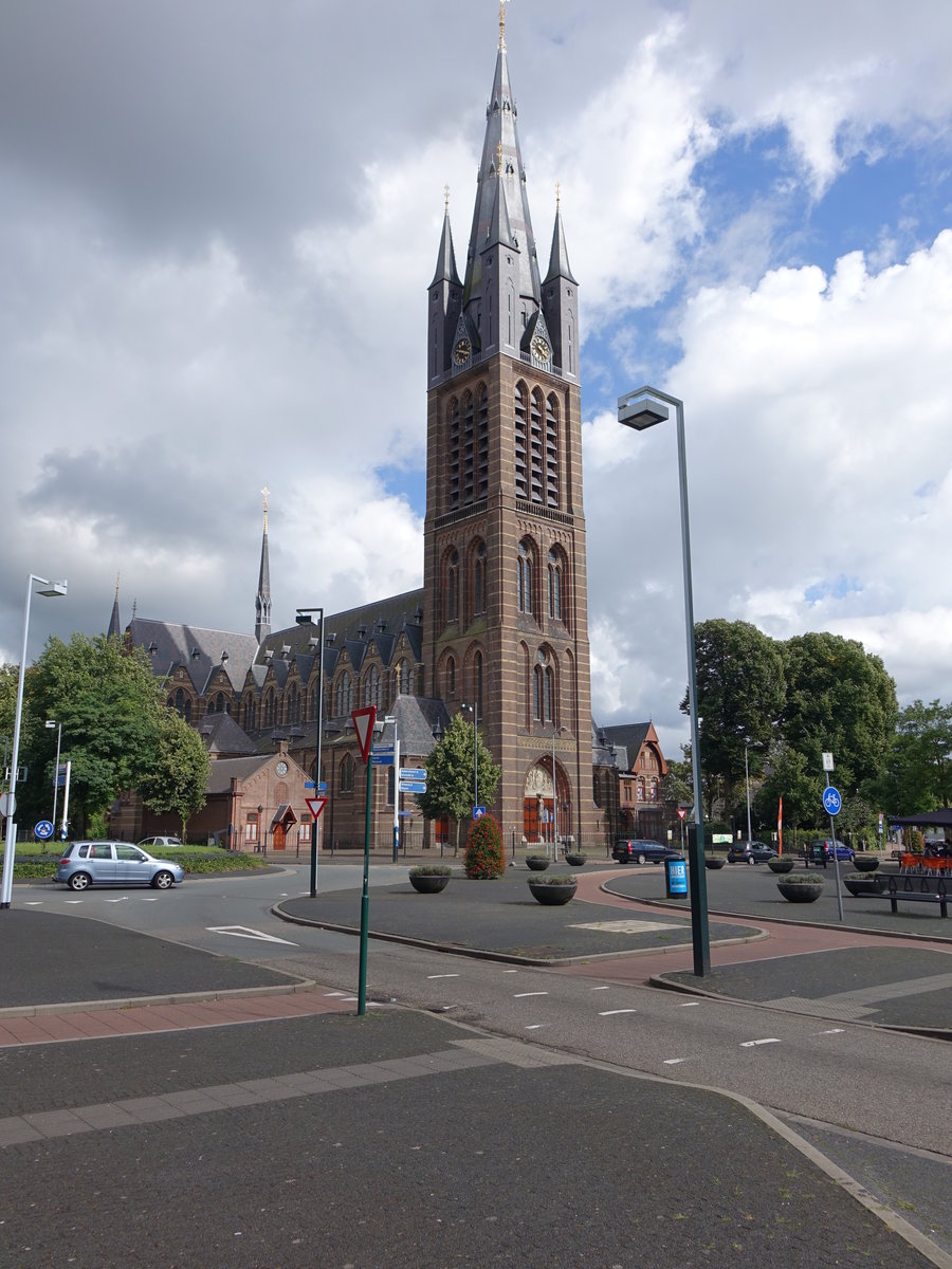 Hilversum, neugotische St. Vitus Kirche, erbaut von 1891 bis 1892 durch Petrus Josephus Cuypers (21.08.2016)