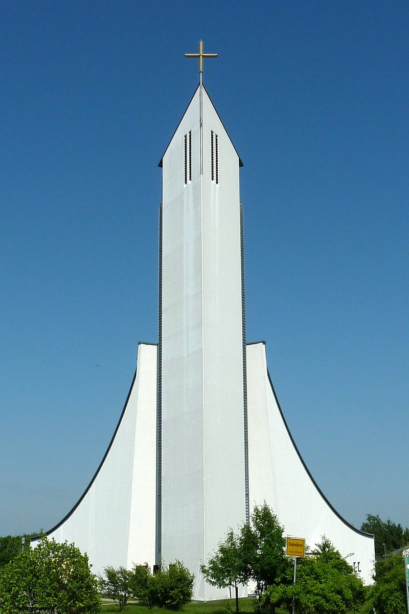 Himmelkron, die Ostseite der markanten Autobahnkirche St.Christopherus, erbaut 1998, Mai 2012