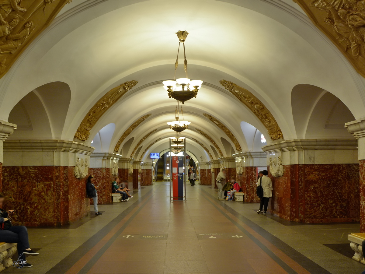 Hinab in die Weiten des Moskauer Metrosystemes, hier die Station Krasnopresnenskaja. (Moskau, Mai 2016)