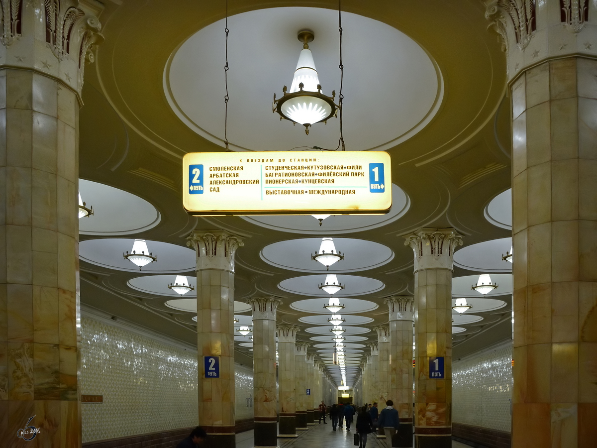 Hinab in die Weiten des Moskauer Metrosystemes, eine eigene beeindruckende Welt unterhalb der Hauptstadt Russlands. (Station Kiewskaja, Mai 2016)