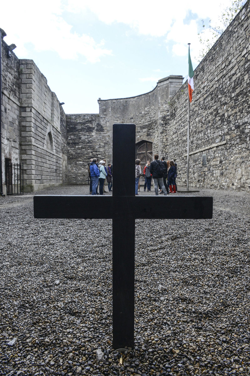 Hinrichtungssttte im Innenhof des Gefngnisses Kilmainham Gaol. In der Geschichte Irlands spielte es eine bedeutende Rolle, da viele irische Rebellenfhrer und nationalistische Politiker im Kilmainham Gaol inhaftiert waren und mehrere von ihnen hier hingerichtet wurden. 
Aufnahme: 12. Mai 2018.