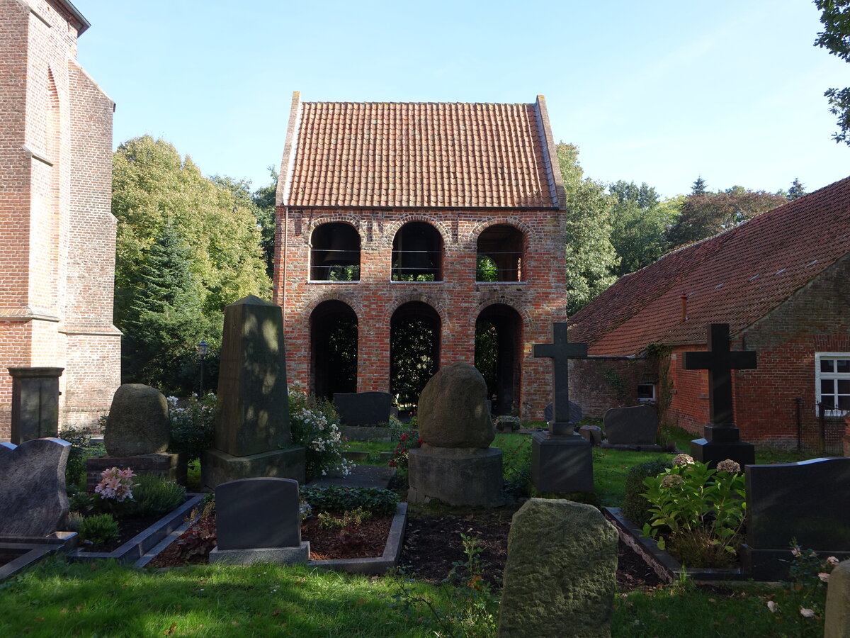 Hinte, freistehender Glockenturm aus dem 12. Jahrhundert an der evangelischen Kirche (09.10.2021)