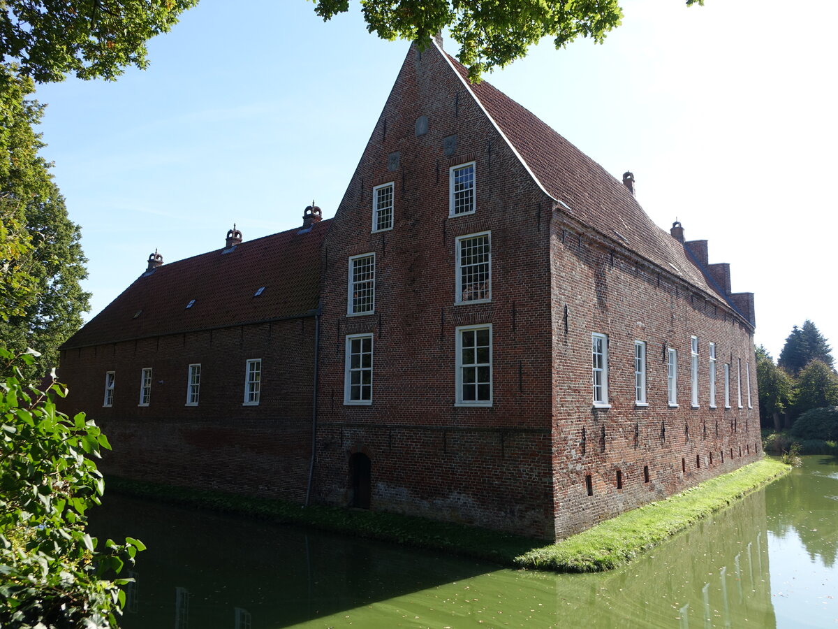 Hinte, hohes Haus der Wasserburg Hinta, erbaut im 13. Jahrhundert (09.10.2021)