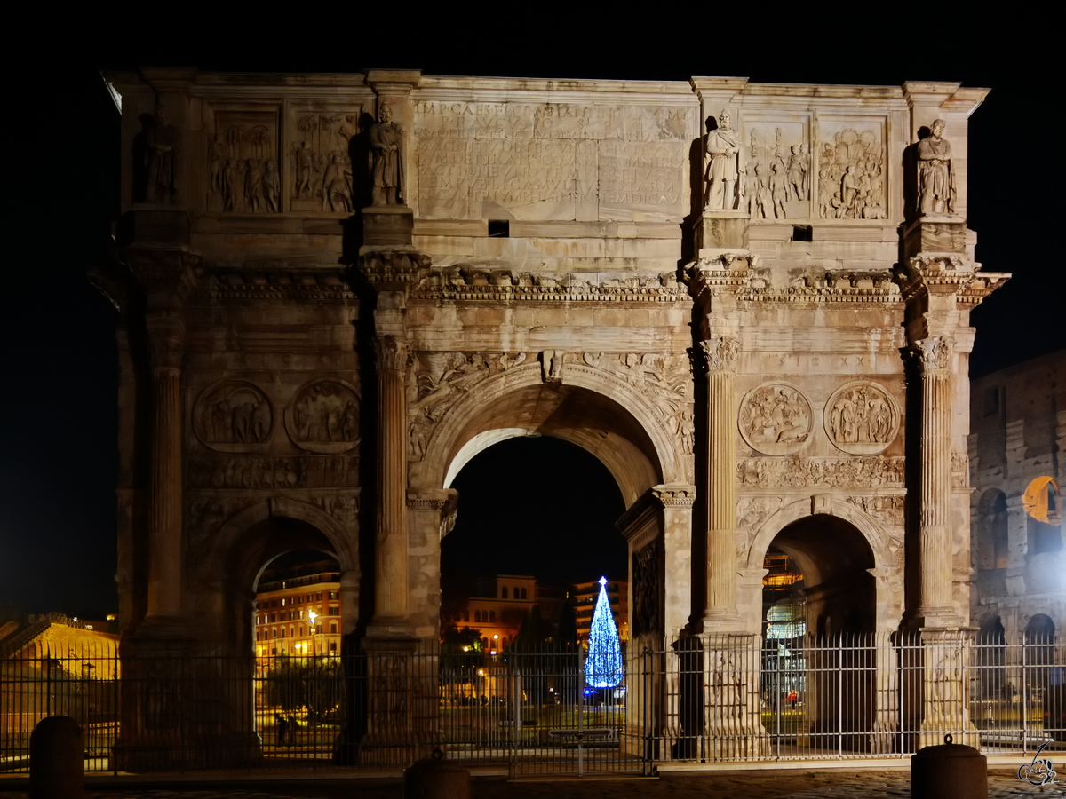 Hinter dem im Jahr 315 nach Christus eingeweihten Konstantinsbogen (Arco Di Costantino) hat sich ein Christbaum  versteckt . (Rom, Dezember 2015)
