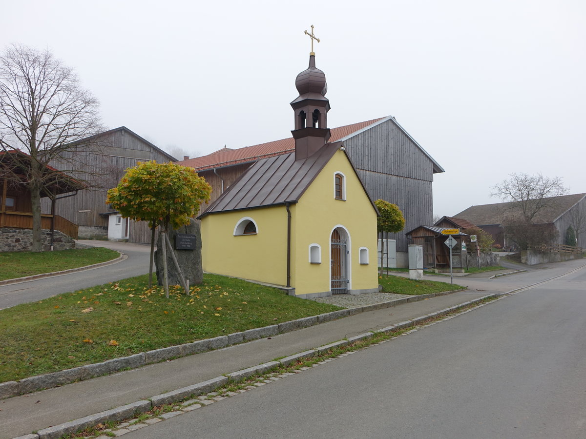 Hinterbuchberg, kath. Kapelle in der Buchbergstrae, erbaut im 18. Jahrhundert (05.11.2017)