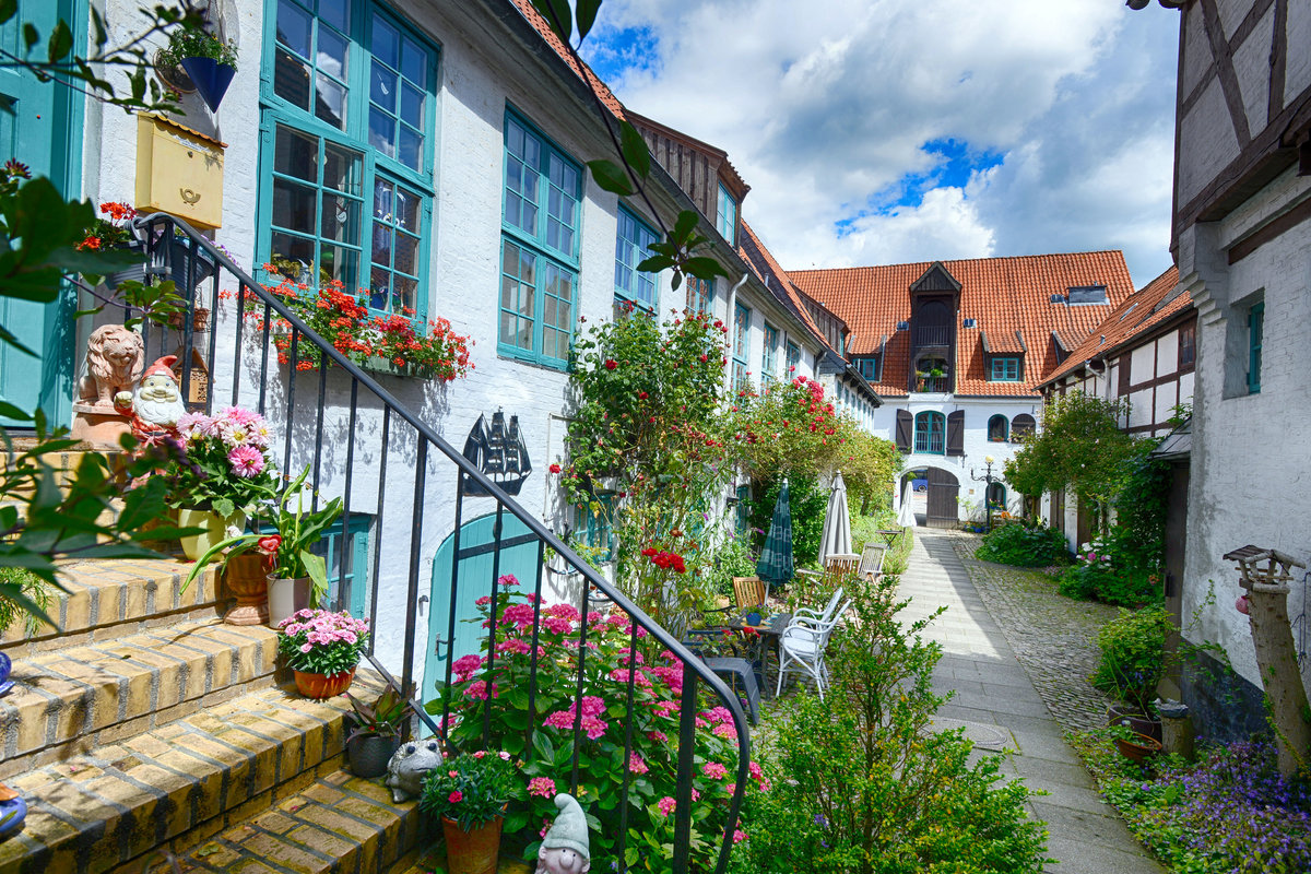 Hinterhof an der Norderstrae 118/120 in Flensburg. Whrend der dnischen Herrschaft und der blhenden Handelszeit enstanden die fr Flensburg typischen Kaufmannshfe. Aufnahme: 11. Juli 2020.