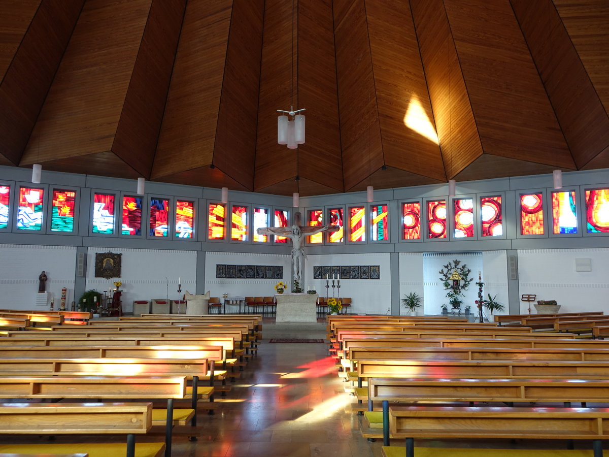 Hinterschmiding, Innenraum der kath. Pfarrkirche, Kunstwerke von Leopold Hafner, Glasfenster von Erich Horndasch (22.10.2018)