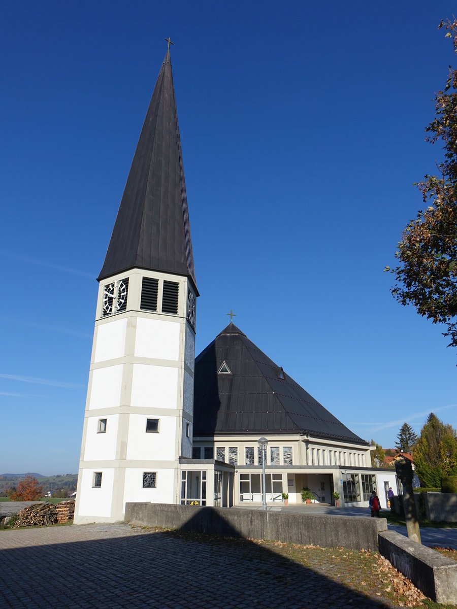 Hinterschmiding, kath. Pfarrkirche Christus dem Auferstandenen, erbaut von 1969 bis 1971 durch den Architekten Hans Beckers (22.10.2018)