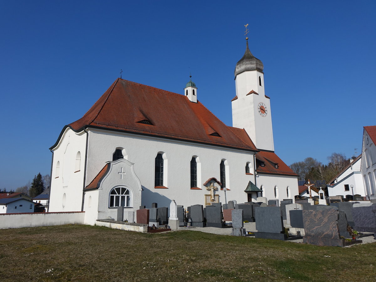 Hinterskirchen, Pfarrkirche Maria Himmelfahrt, Saalkirche, Chor sptgotisch, Ostturm barock mit achtseitigem Oberbau und Zwiebelhaube, Langhaus neu erbaut von 1910 bis 1913 durch Michael Kurz (20.03.2016)