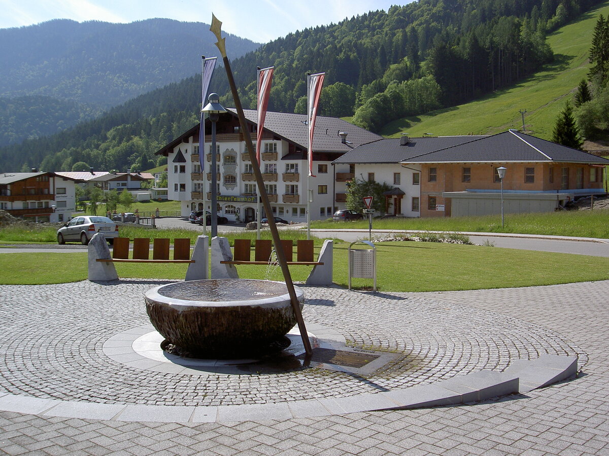 Hinterthiersee, Brunnen und Hotel Das Thiers am Dorfplatz (08.06.2013)