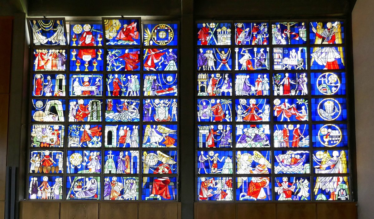 Hinterzarten, die Apostelfenster in der evangelischen Kirche, die insgesamt vier groen Fenster mit 112 Einzelfeldern stammen vom Knstler Helmut Uhrig, Sept.2019