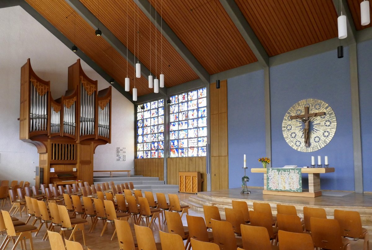 Hinterzarten, evangelische Kirche, rechts die Altarwand mit der Kruzifixrosette von Kunstprofessor Rudolf Yelin, links die Orgel von Mnch und Prachtel aus berlingen, Sept.2019