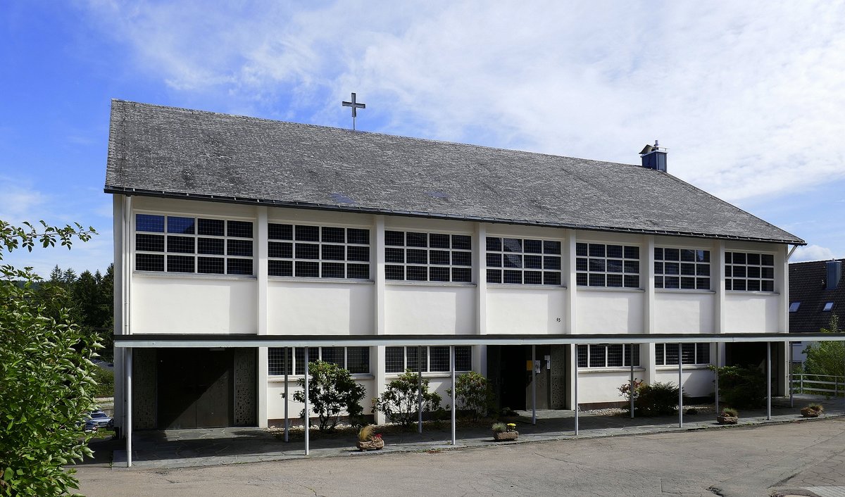 Hinterzarten im Schwarzwald, die evangelische Kirche  Zu den zwlf Aposteln , erbaut Anfang der 1960er Jahre, Sept.2019