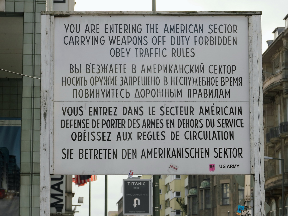 Hinweisschild zu der damaligen Grenze zwischen Ost und West, gesehen von Berlin Mitte in Richtung Kreuzberg am 07. Oktober 2016.