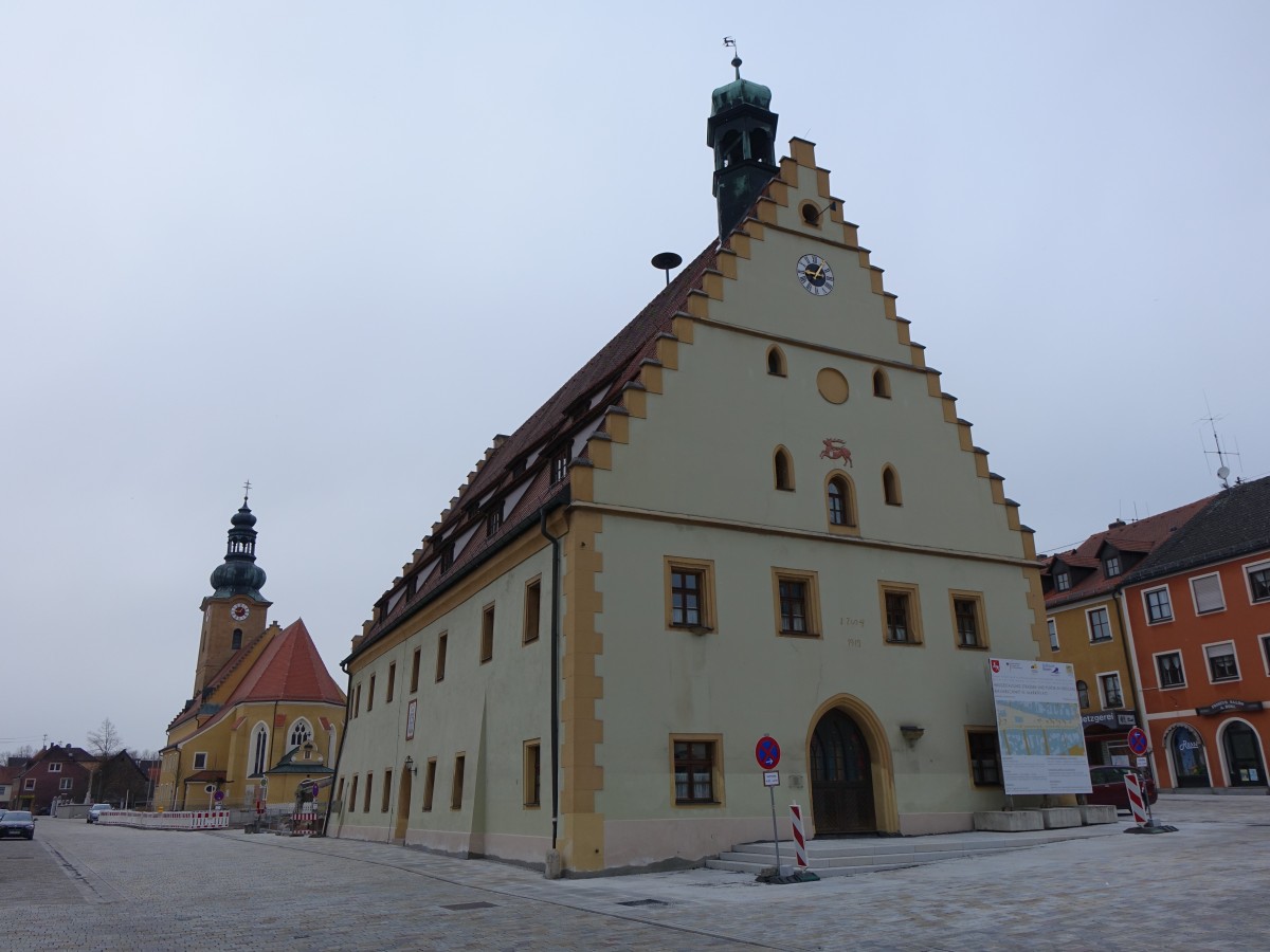 Hirschau, Rathaus und Pfarrkirche Maria Himmelfahrt am Rathausplatz (06.04.2015)