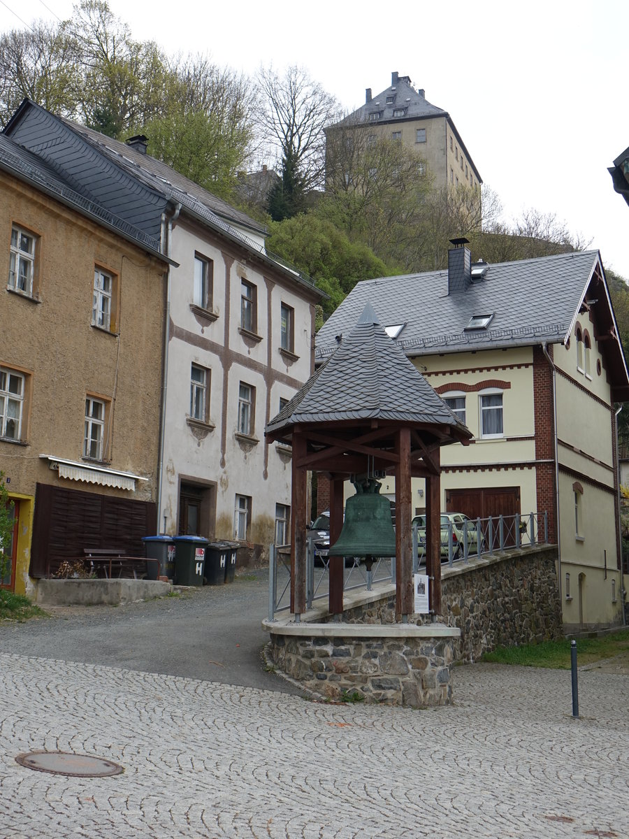 Hirschberg (Saale), Glockenstuhl an der Gerberstrae mit Aussicht auf das Schloss (14.04.2017)