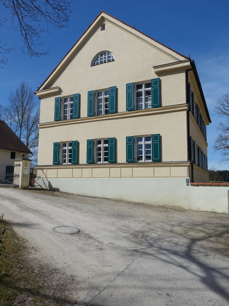Hirschenhausen, ehem. Pfarrhaus in der Marienstrae, zweigeschossiger Satteldachbau 
mit Gesimsgliederung, erbaut Mitte des 19. Jahrhundert (15.04.2015)