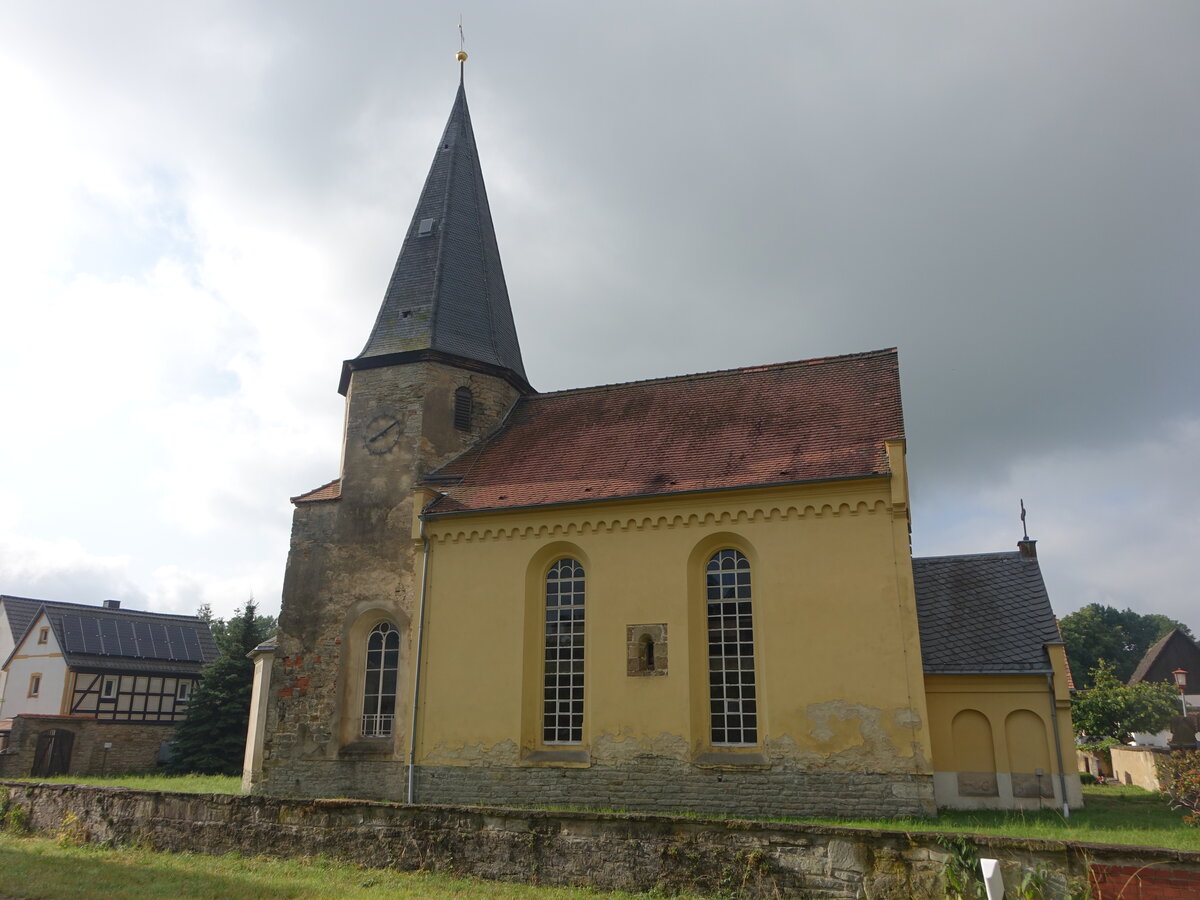 Hirschfeld, evangelische Dorfkirche, romanische Saalkirche, neuromanischer Umbau 1872 (24.06.2023)