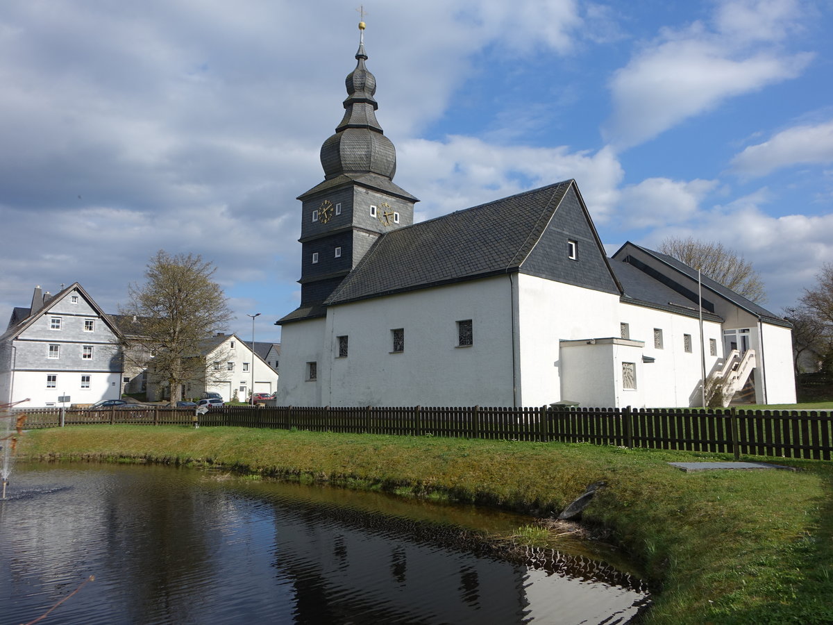 Hirschfeld, katholische Filialkirche Mari Heimsuchung, eingezogener Chor und Kern des Langhauses 14. Jahrhundert, Umbauten 18./19. Jahrhundert, Chorturm mit gestufter Zwiebelhaube 1767 (14.04.2017)