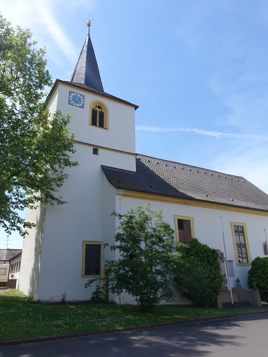 Hirschfeld, katholische Pfarrkirche St. Kilian, Chorturmkirche, Turm sptmittelalterlich, Langhaus erbaut um 1700 (28.05.2017)