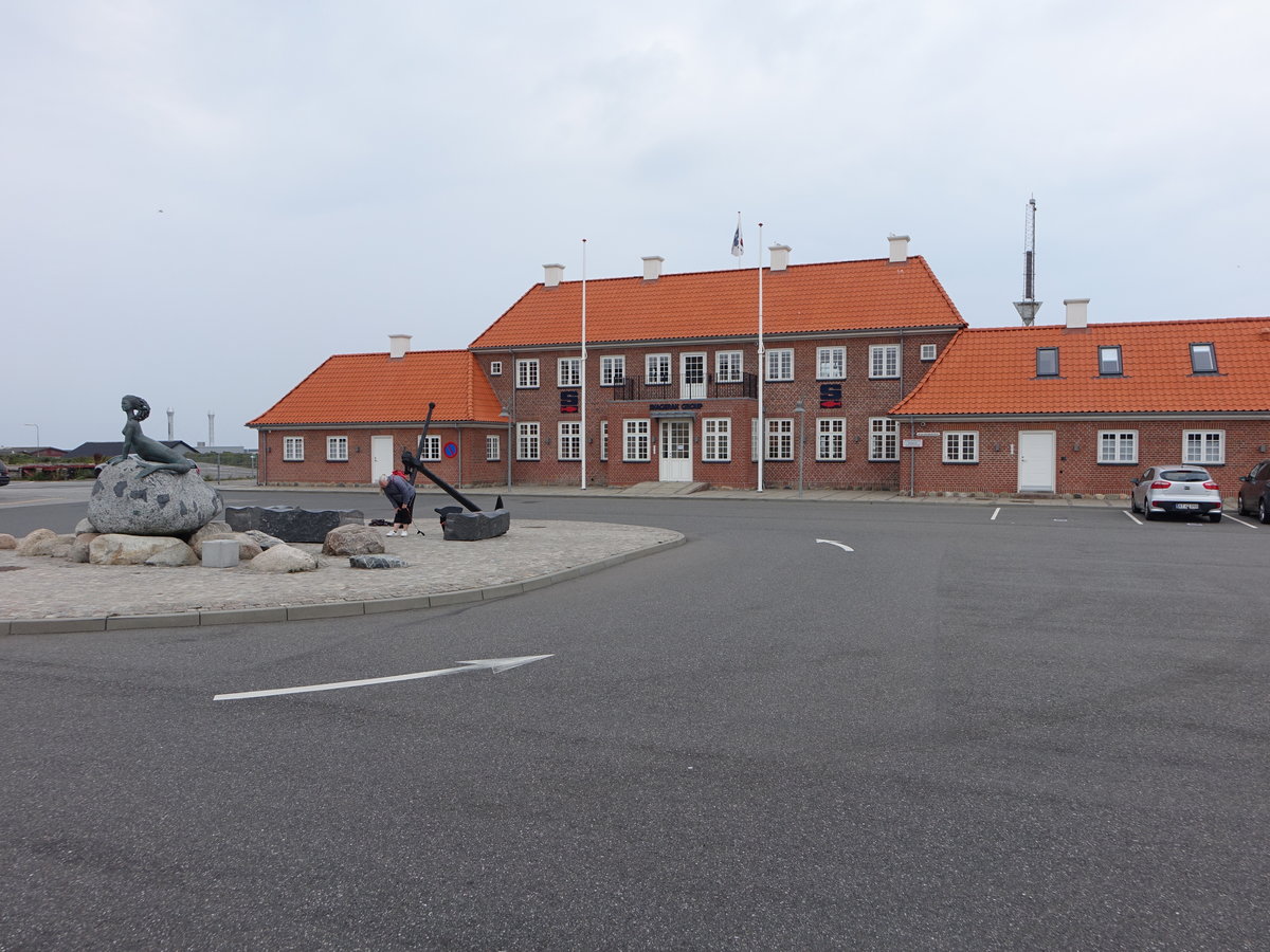 Hirtshals, Bahnhof und Skulptur am Banegardspladsen (23.09.2020) 