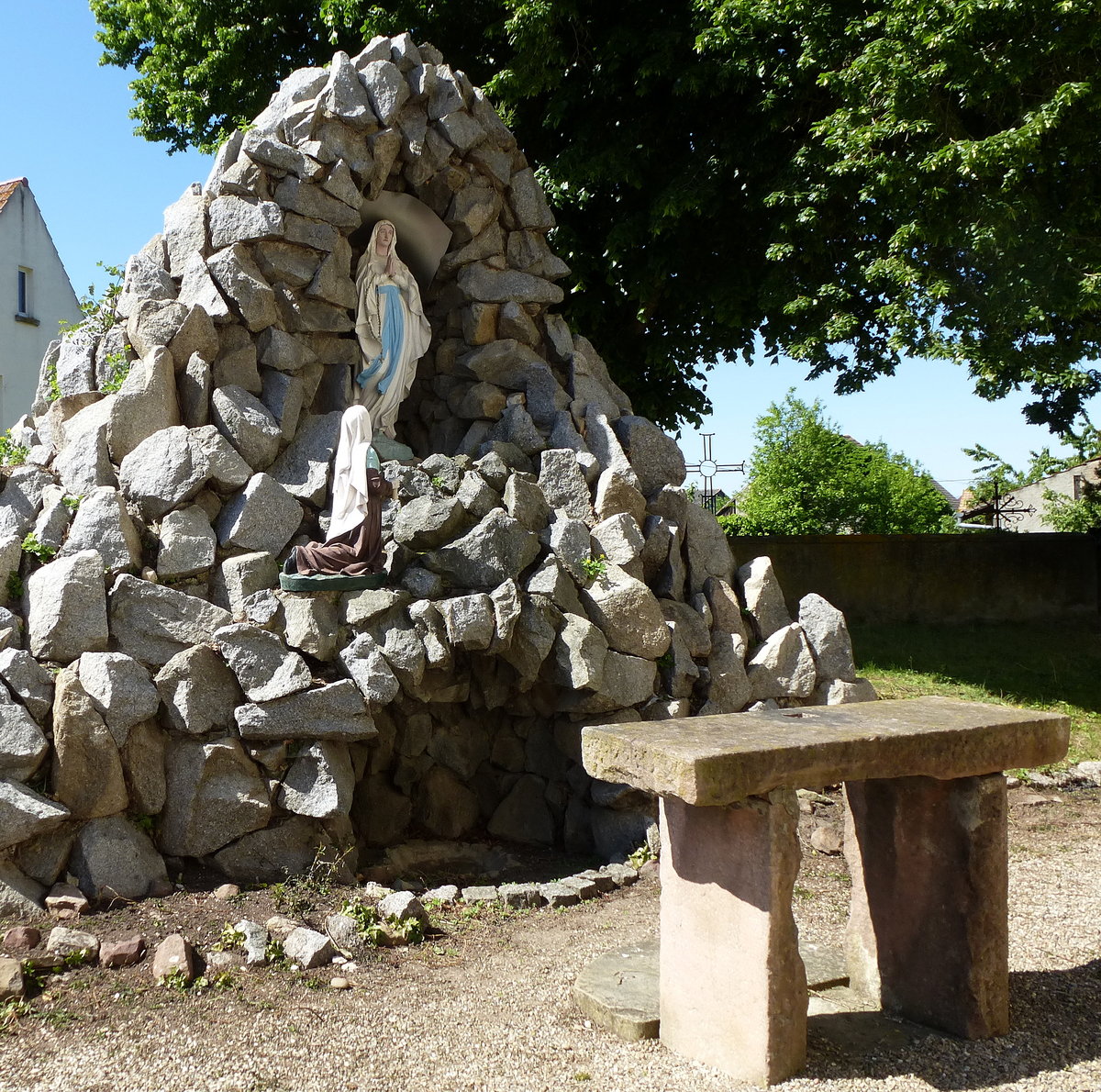 Hirtzfelden, Mariendenkmal an der St.Laurent-Kirche, Mai 2018